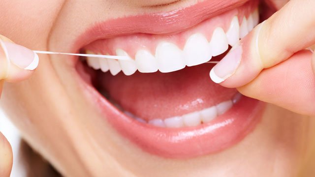 Uso de la seda dental y cepillos interdentales